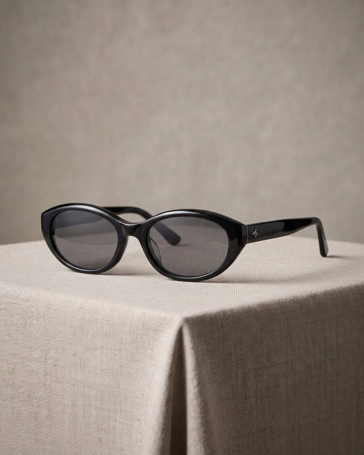 Lentes Noir — Anteojos de sol ovalados en acetato negro.