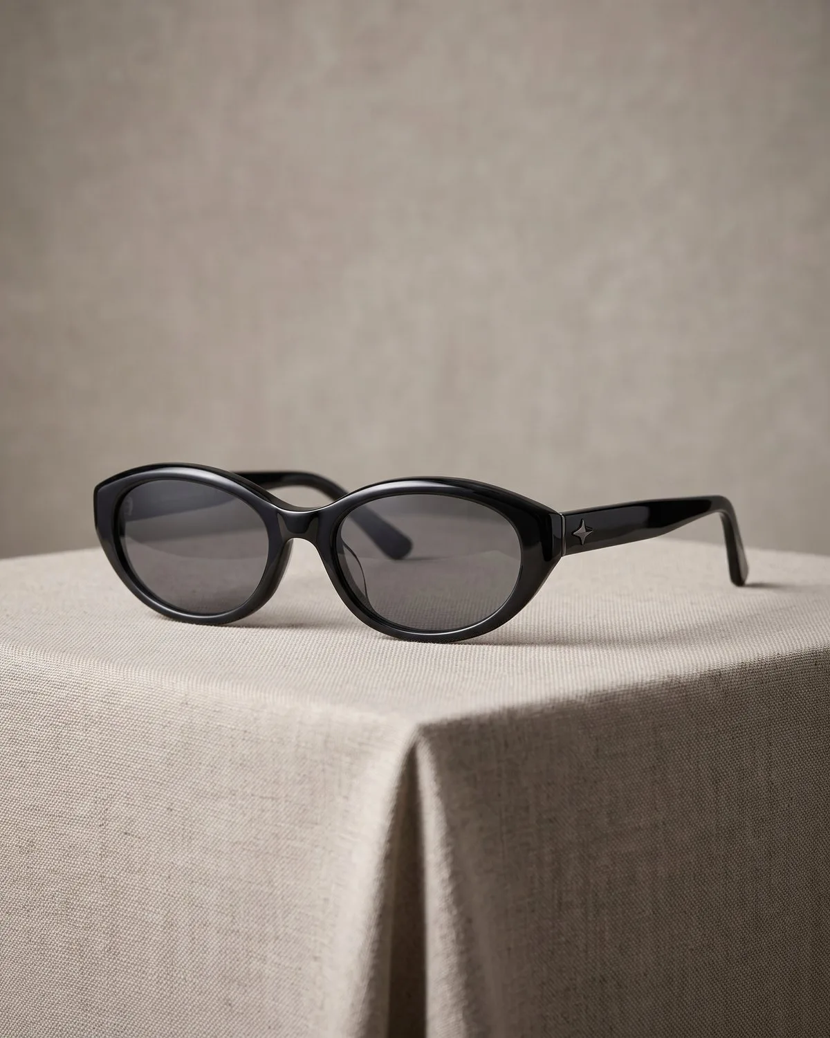 Lentes Noir — Anteojos de sol ovalados en acetato negro.