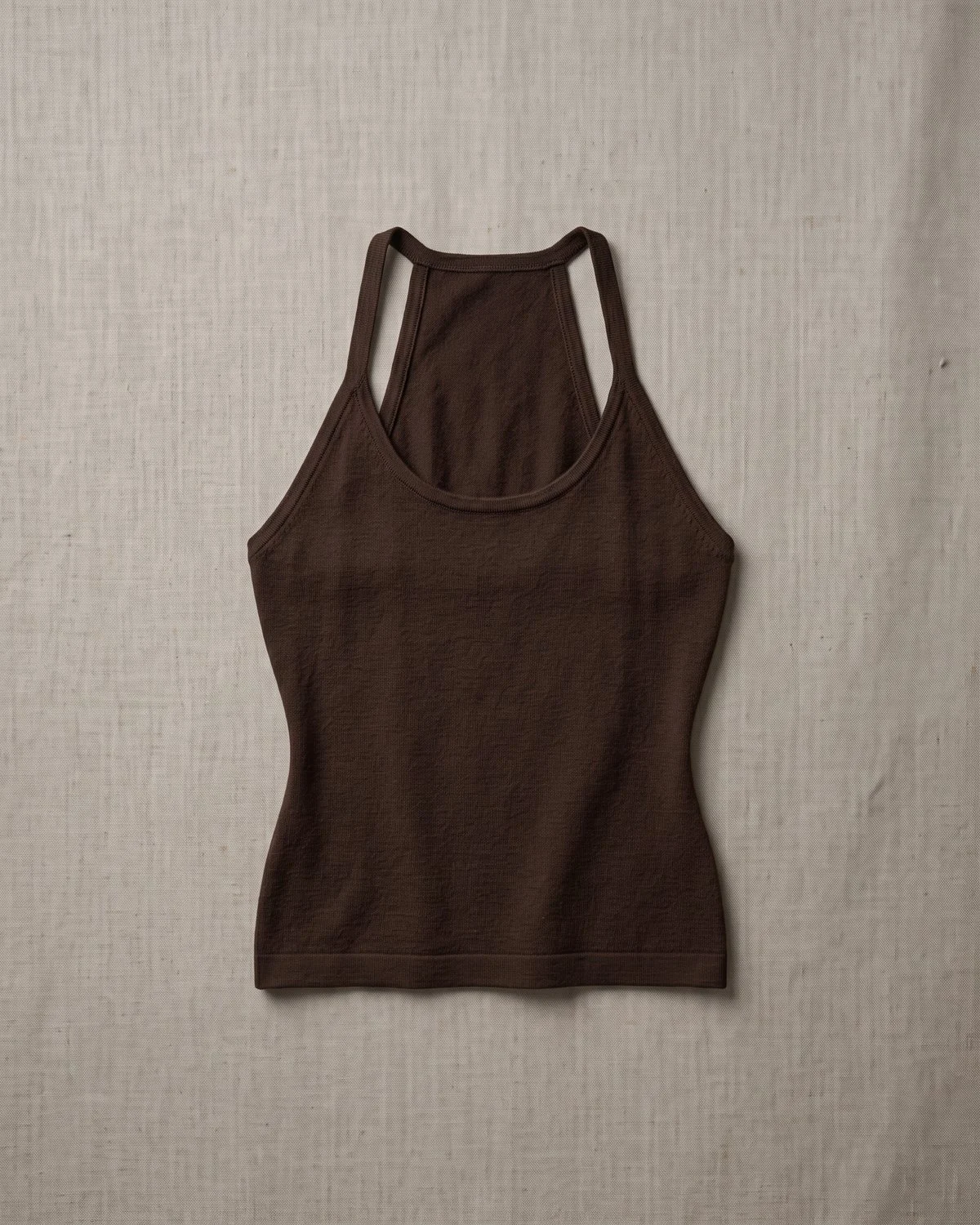 Top Cacao — Musculosa de morley con espalda nadadora.