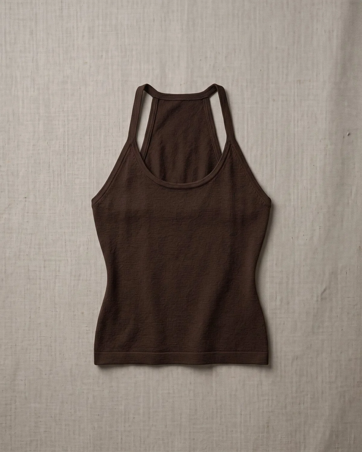 Top Cacao — Musculosa de morley con espalda nadadora.
