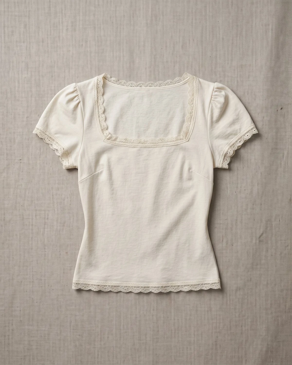 Blusa Provence — Blusa de manga abullonada con puntilla.