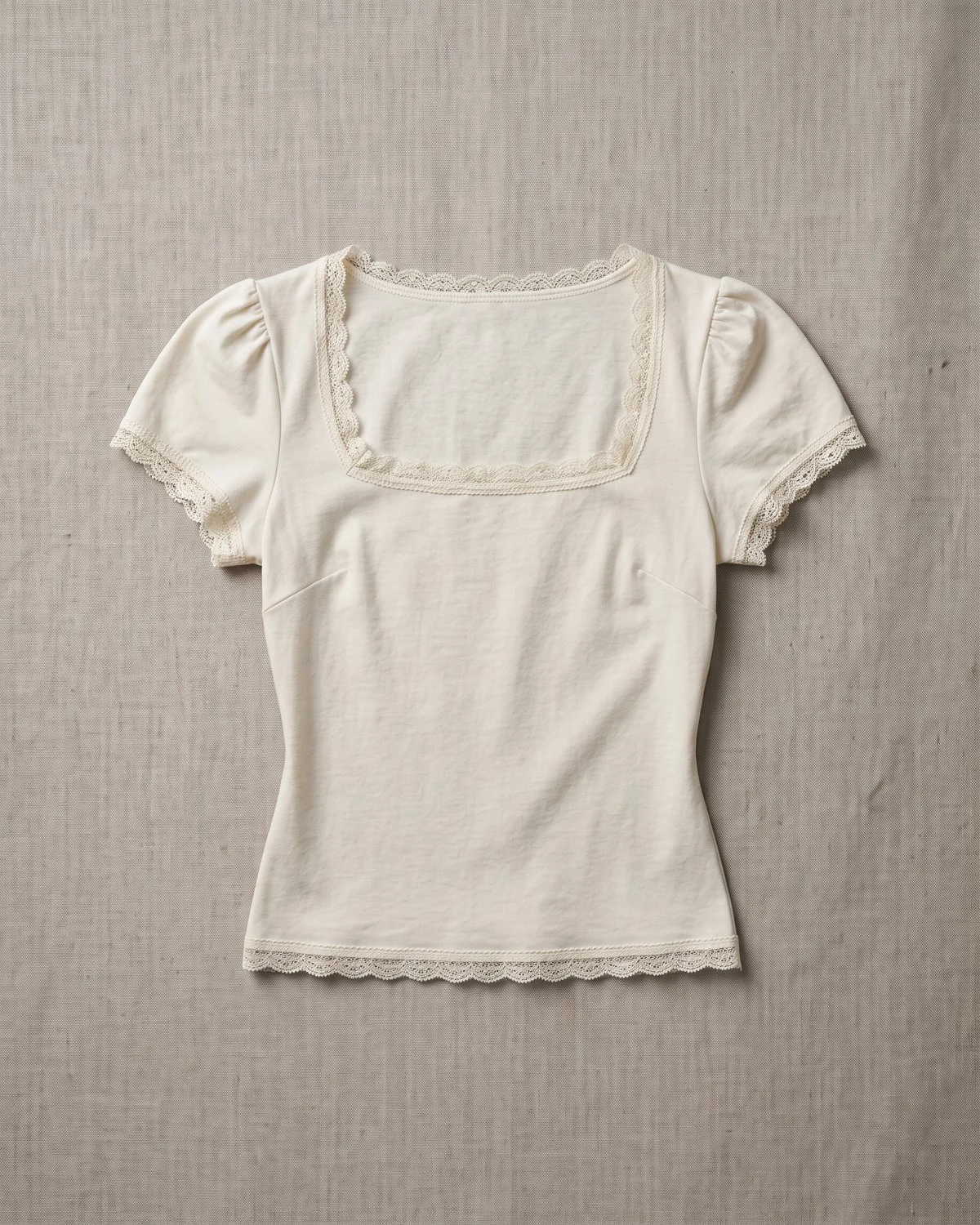 Blusa Provence — Blusa de manga abullonada con puntilla.