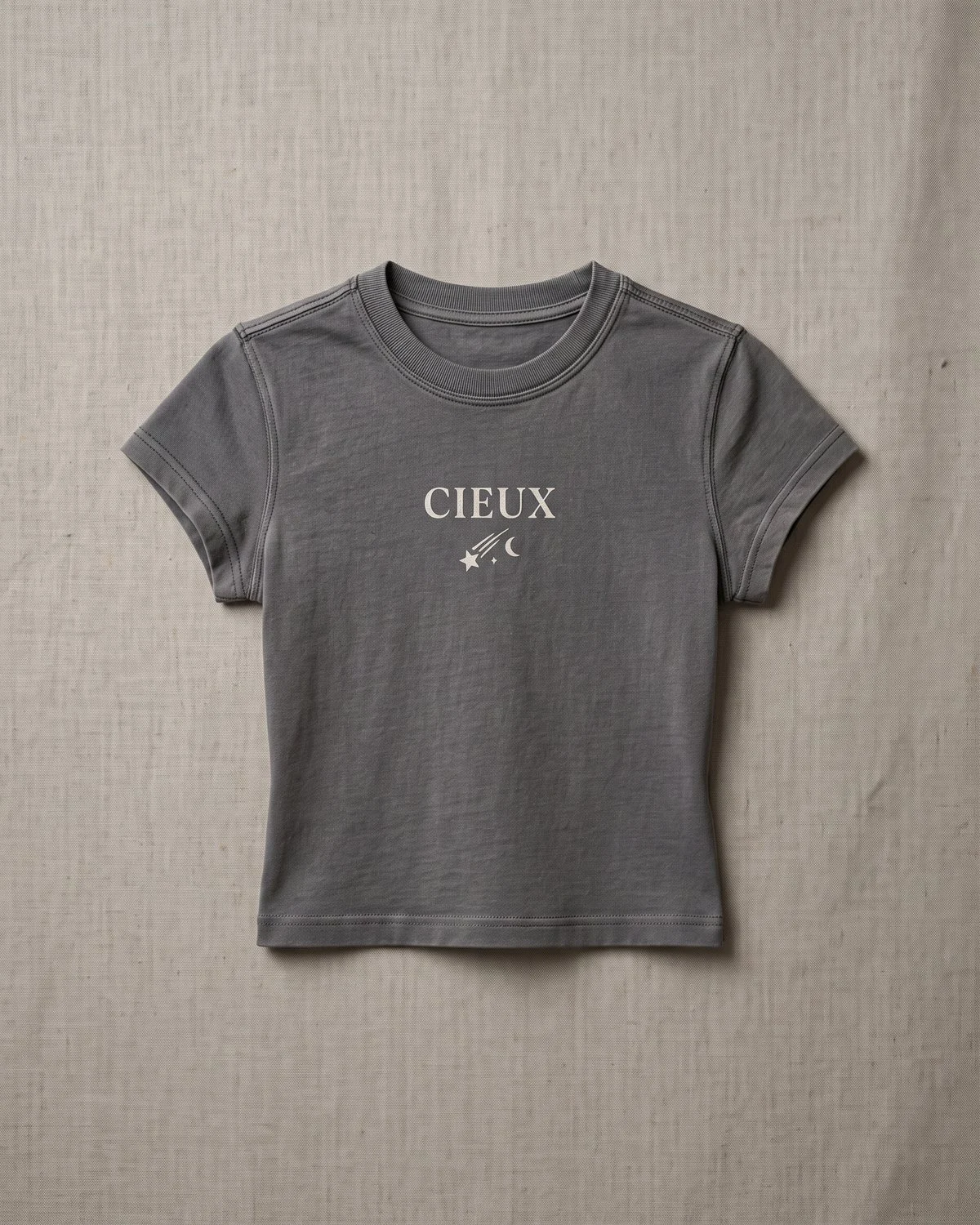 Remera Cieux — Baby tee de algodón con estampa al frente.