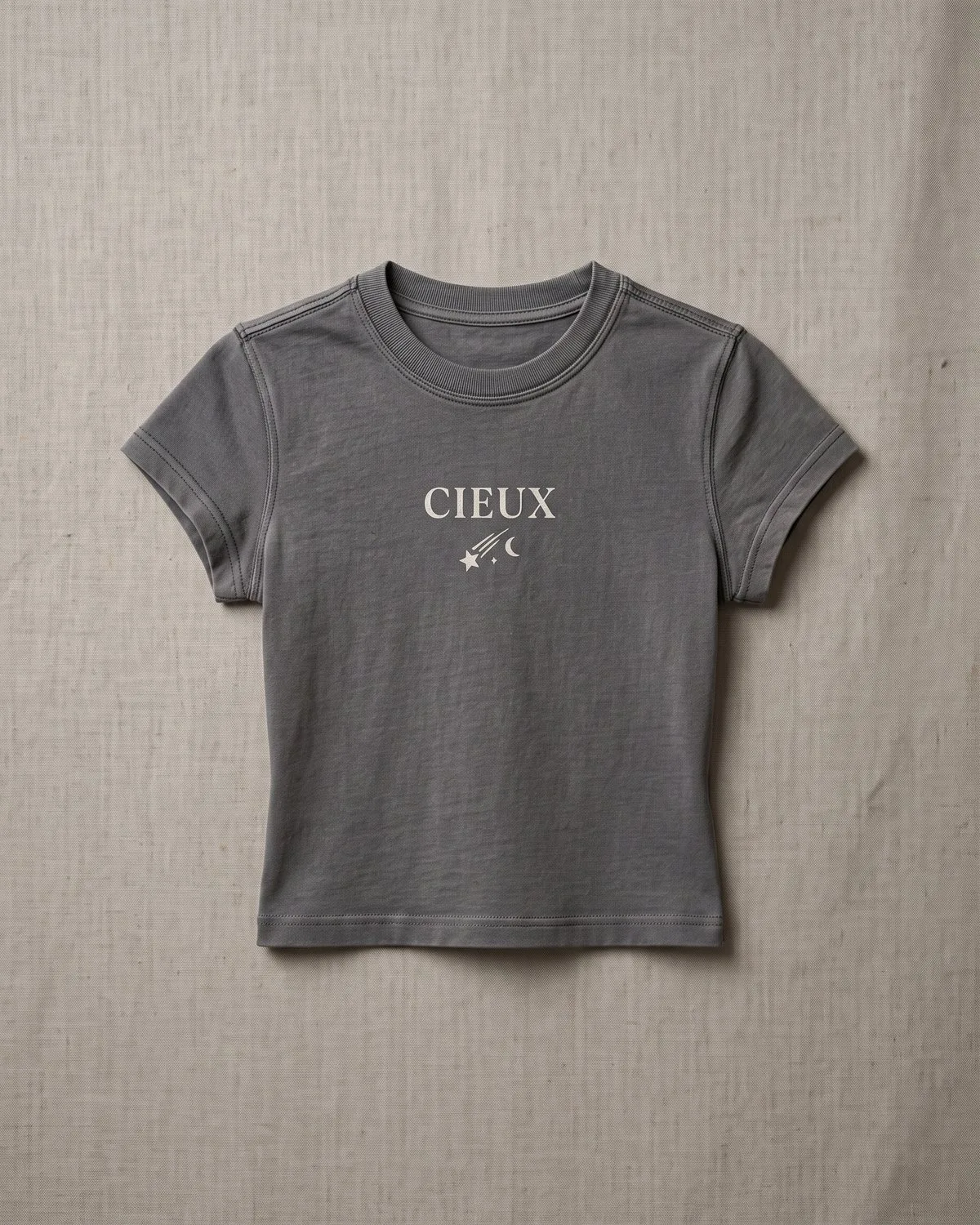 Remera Cieux — Baby tee de algodón con estampa al frente.