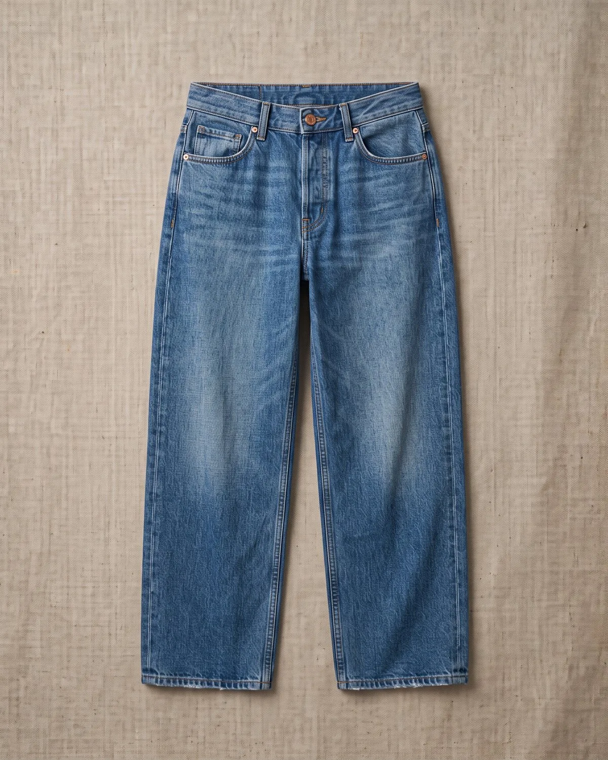 Jean Sena — Jean wide leg con lavado medio.