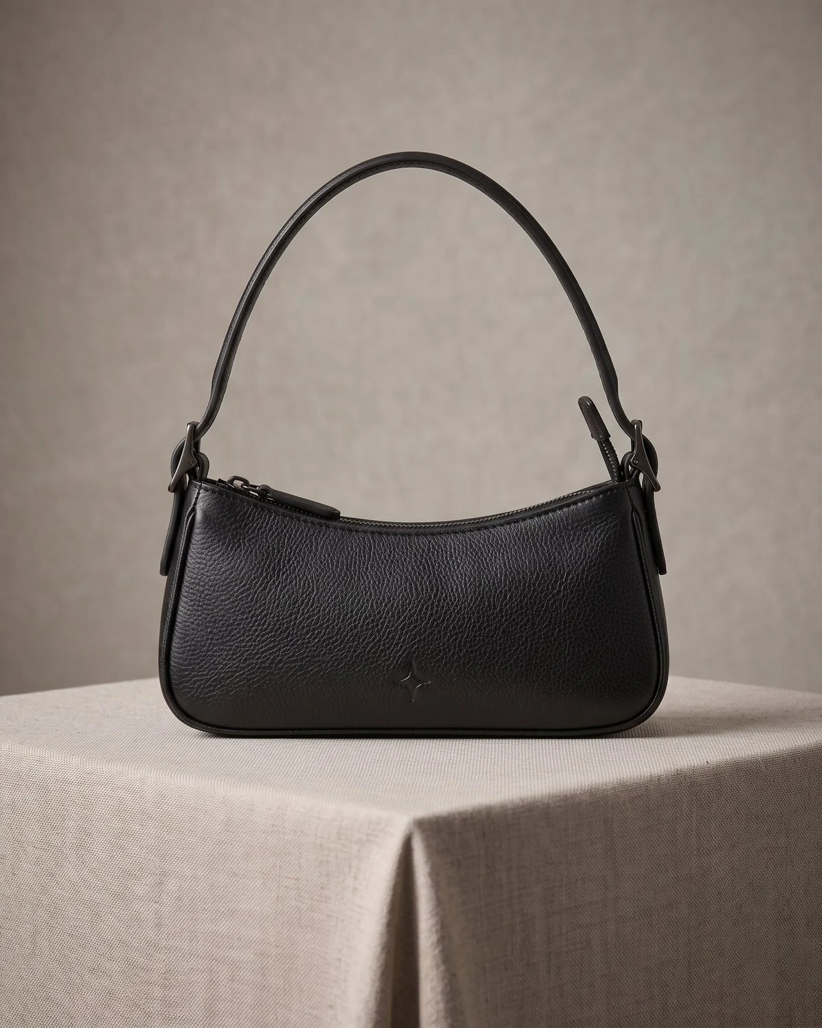 Bolso Mila — Baguette de cuero graneado con asa corta.