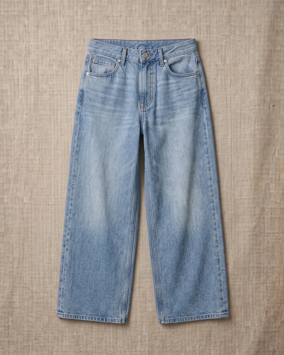 Jean Céleste — Jean wide leg en lavado claro.