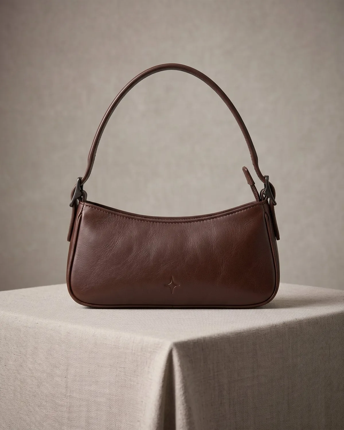 Bolso Siena — Baguette de cuero liso en tono coñac.