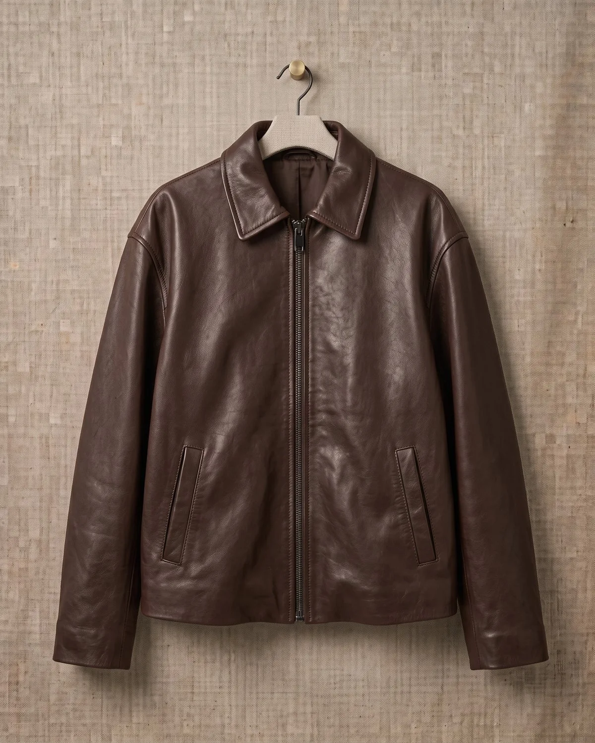 Campera Ravel — Campera de cuero con cierre y cuello camisero.